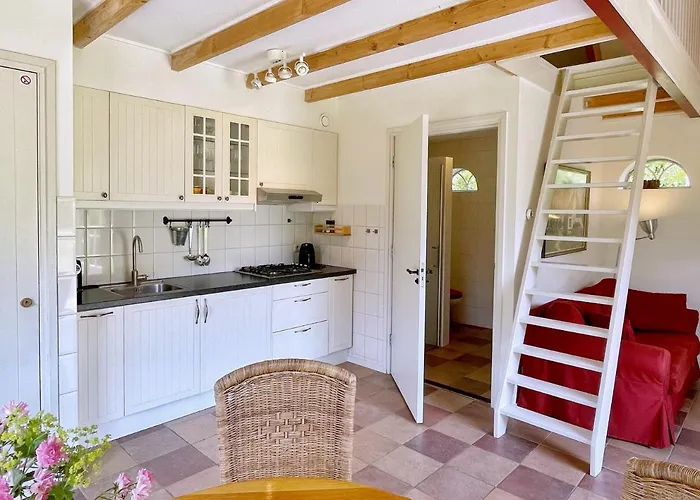 Uylkenshof Safaritenten En Natuurhuisjes *